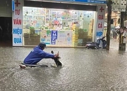 Nước ngập yên xe máy tại khu phố Hoa Bằng, phường Yên Hoà (Cầu Giấy - Hà Nội) chiều 29-5