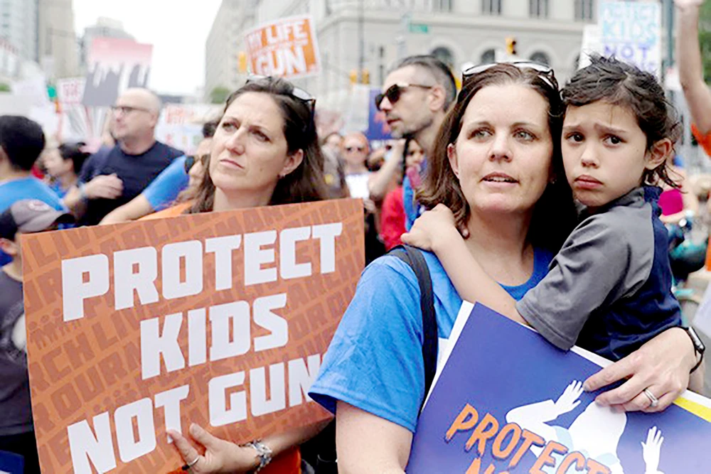 Người Mỹ biểu tình phản đối bạo lực súng đạn ở New York. Ảnh: Reuters