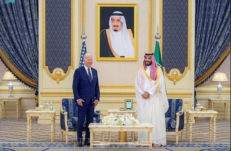 Thái tử Saudi Arabia Mohammed bin Salman Al Saud trong cuộc gặp Tổng thống Mỹ Joe Biden đang ở thăm Jeddad, ngày 15-7-2022. Ảnh: AFP/TTXVN