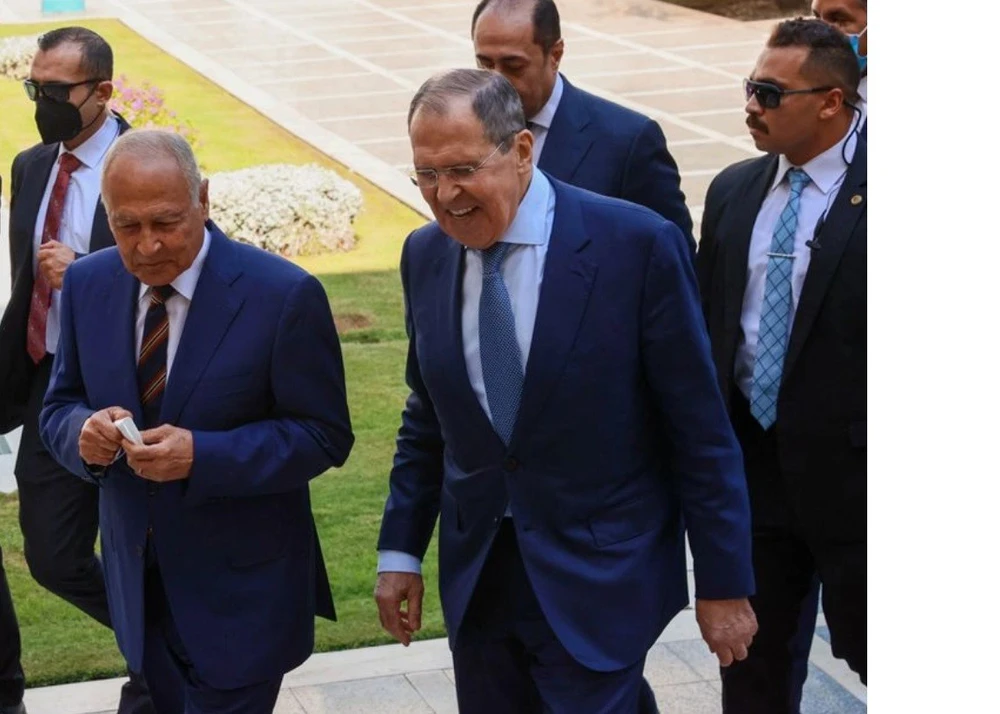 Ngoại trưởng Nga Sergei Lavrov (phải) và Tổng Thư ký Liên đoàn Arab Ahmed Aboul Gheit gặp nhau tại Cairo, Ai Cập