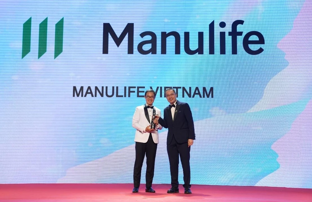 Ông Sang Lee (trái), Tổng Giám đốc Manulife Việt Nam nhận cúp vinh danh từ ban tổ chức