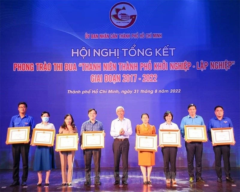 Phó Chủ tịch UBND TPHCM Võ Văn Hoan trao bằng khen cho các cá nhân, tập thể có thành tích trong phong trào khởi nghiệp - lập nghiệp. Ảnh: Tuoitrethudo