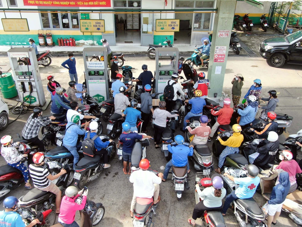 Người dân đổ xăng tại Cửa hàng xăng dầu số 4 - Saigon Petro, quận 7, TPHCM, trưa 11-10. Ảnh: HOÀNG HÙNG