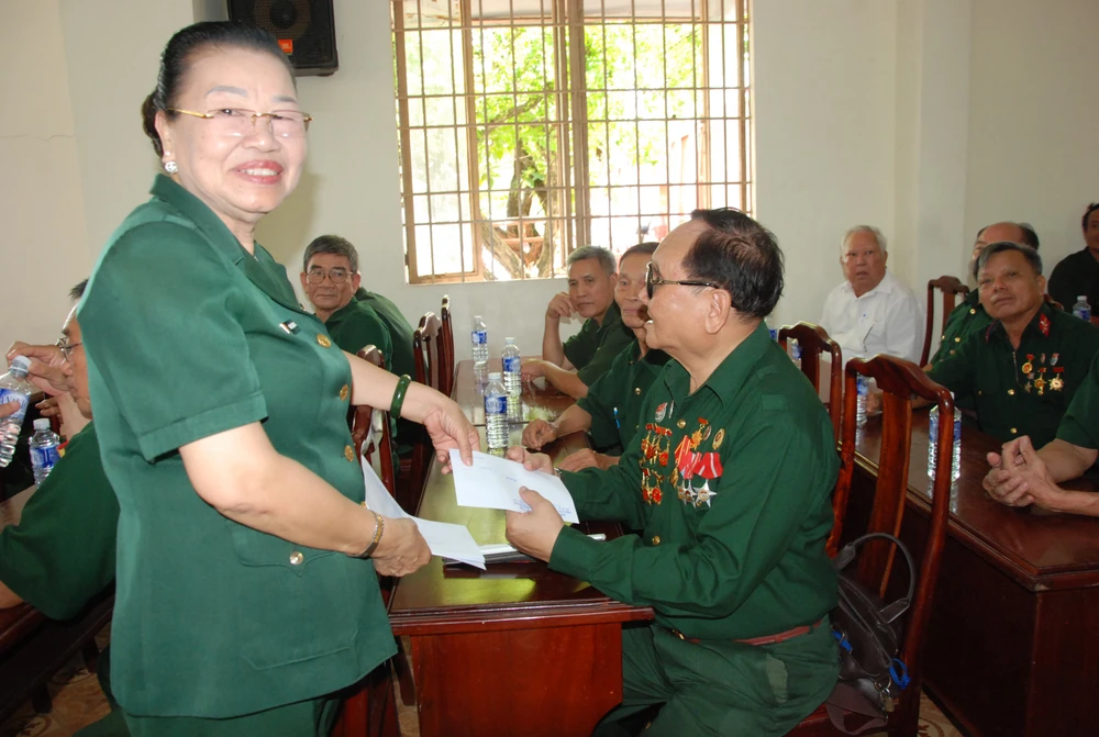 Nữ cựu chiến binh Nguyễn Thị Hồng Tươi tặng quà cho thương binh