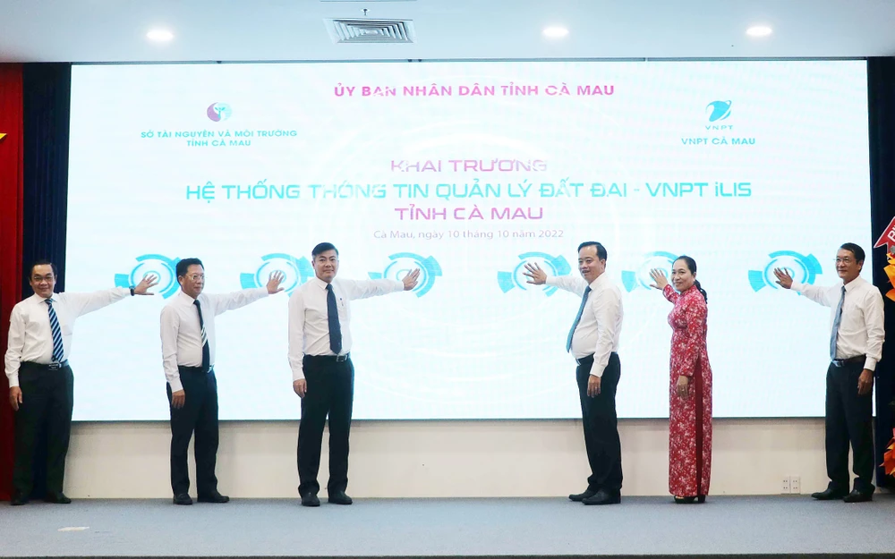 Chủ tịch UBND tỉnh Cà Mau Huỳnh Quốc Việt (thứ 3, từ phải qua) cùng lãnh đạo các sở ngành, VNPT khởi động vận hành Hệ thống thông tin quản lý đất đai (VNPT iLIS) tỉnh Cà Mau 
