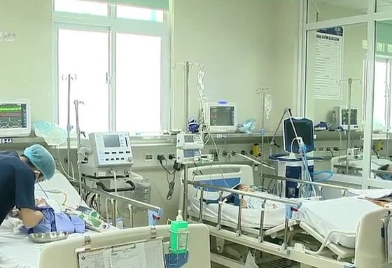 Điều trị bệnh nhân cúm tại Bệnh viện Nhi Trung ương