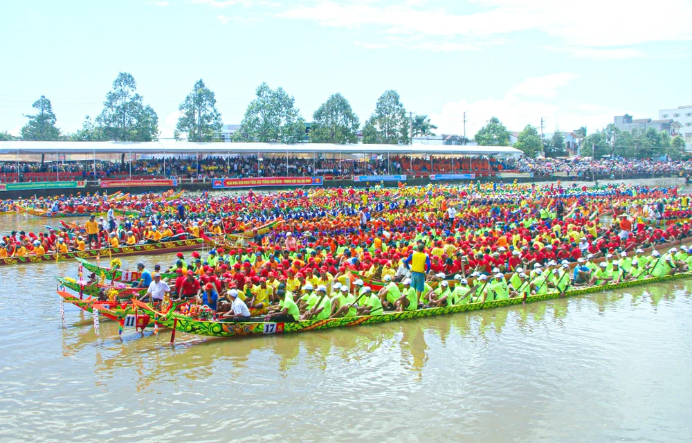 Lễ hội Oóc om bóc - Đua ghe ngo Sóc Trăng thu hút đông đảo người dân, du khách