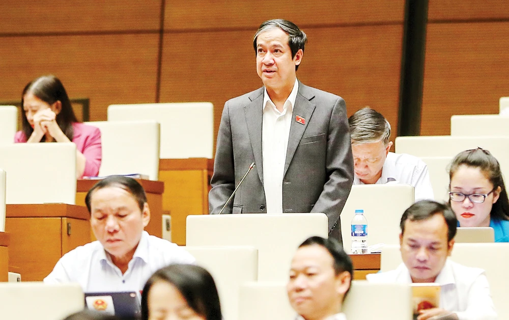 Bộ trưởng Bộ GD-ĐT Nguyễn Kim Sơn trả lời chất vấn tại kỳ họp Quốc hội, ngày 4-11. Ảnh: QUANG PHÚC