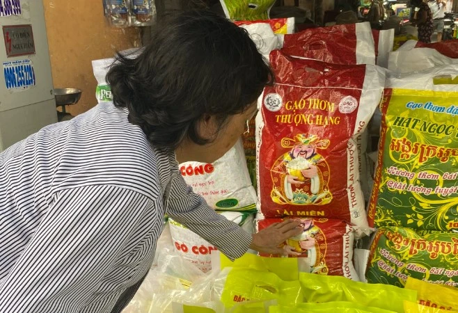 Gạo Lài thơm Campuchia bán tại thị trường Việt Nam khoảng 25.000 đồng/kg. Ảnh: TNO