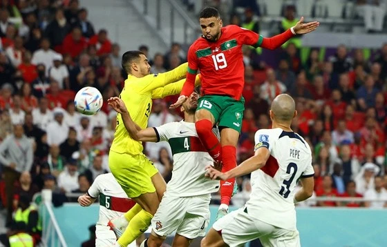 Youssef En-Nesyri (số 19) đánh đầu ghi bàn duy nhất vào lưới Bồ Đào Nha, đưa Marocco vào bán kết