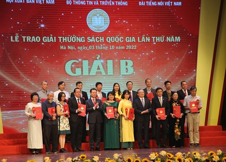 Các tác giả nhận giải B Giải thưởng Sách quốc gia lần thứ V