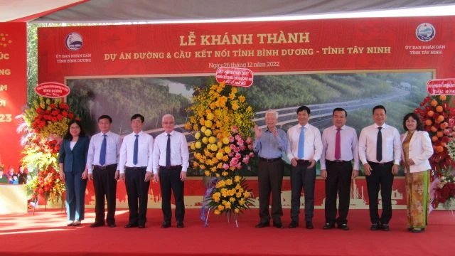 Nguyên Chủ tịch nước Nguyễn Minh Triết cùng lãnh đạo tỉnh Bình Dương, Tây Ninh tại lễ khánh thành công trình