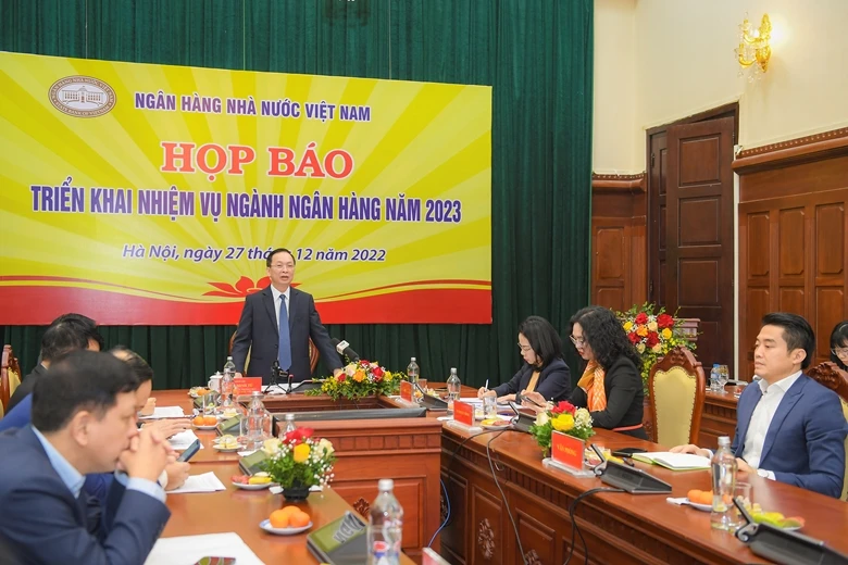Phó Thống đốc NHNN Đào Minh Tú phát biểu tại buổi họp báo. Ảnh: M.P - Đangcongsan