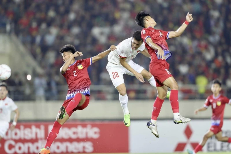 Tuyển Việt Nam (áo trắng) trong trận thắng tuyển Lào 6 - 0
