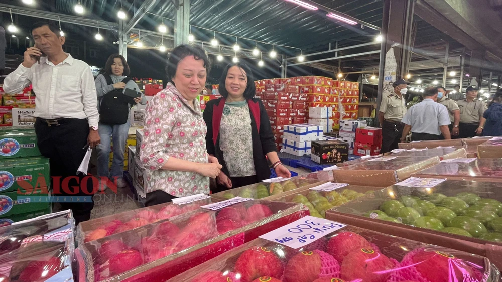 Bà Phạm Khánh Phong Lan kiểm tra nguồn gốc trái cây nhập khẩu tại Chợ đầu mối nông sản Thủ Đức