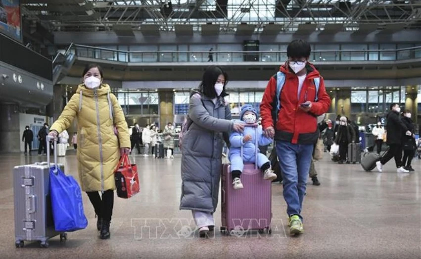 Hành khách tại nhà ga ở Bắc Kinh, Trung Quốc, ngày 7-1-2023. Ảnh: THX/TTXVN