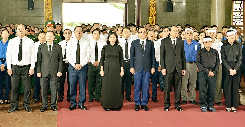 Lãnh đạo TPHCM và người dân đến viếng đồng chí Nguyễn Thọ Chân. Ảnh: CAO THĂNG