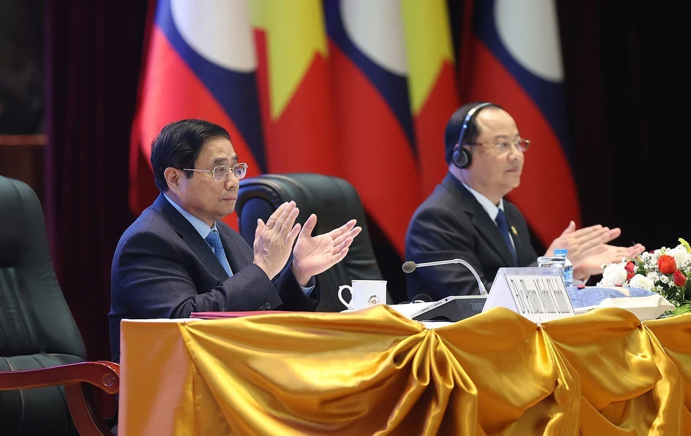 Thủ tướng Phạm Minh Chính và Thủ tướng Lào Sonexay Siphandone dự Hội nghị Hợp tác đầu tư Việt Nam-Lào