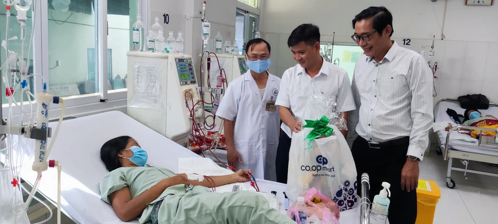 Đại diện BIDV thăm và tặng quà cho bệnh nhân tại Bệnh viện Nhà Bè. Ảnh: VIỆT NGA
