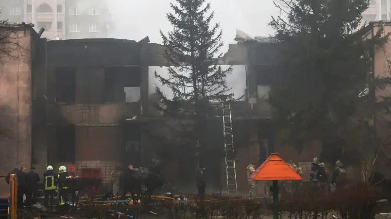Hiện trường chiếc trực thăng rơi xuống các tòa nhà tại thị trấn Brovary, ngoại ô Kiev, Ukraine, ngày 18-1. Ảnh: REUTERS