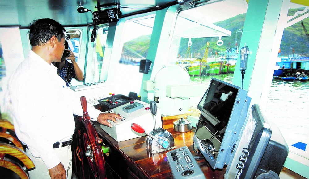 Trong cabin một tàu cá tỉnh Bình Định được trang bị hiện đại với hệ thống lái tự động. Ảnh: XUÂN HUY