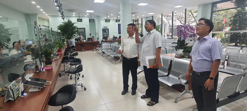 Giám đốc Sở TN-MT TPHCM Nguyễn Toàn Thắng (trái) kiểm tra tại CN TP Thủ Đức
