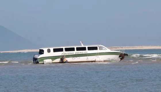 Chiếc ca nô bị lật trên biển Cửa Đại (TP Hội An) khiến 17 người tử vong. Ảnh: NGUYỄN CƯỜNG