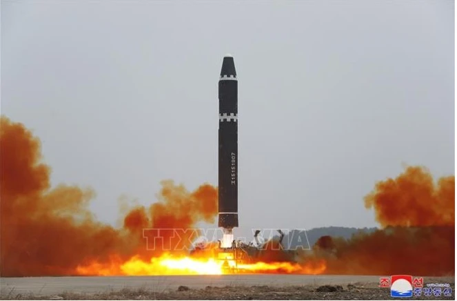 Tên lửa đạn đạo liên lục địa của Triều Tiên được phóng thử tại sân bay quốc tế Bình Nhưỡng ngày 18-2. Ảnh: KCNA/TTXVN