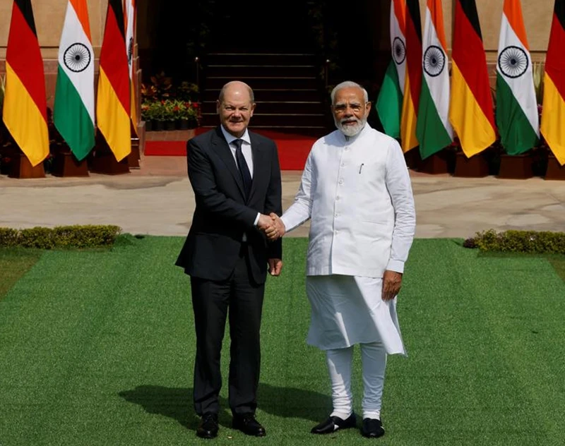 Thủ tướng Ấn Độ Narendra Modi (bên phải) và người đồng cấp Đức Olaf Scholz tại lễ đón ở New Delhi ngày 25-2. Ảnh: REUTERS 