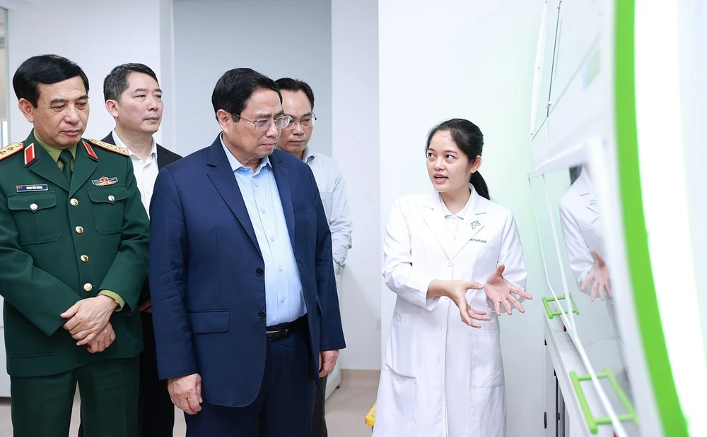 Thủ tướng Phạm Minh Chính thăm các đơn vị nghiên cứu, sản xuất trong Trung tâm Đổi mới sáng tạo Quốc gia. Ảnh: TTXVN