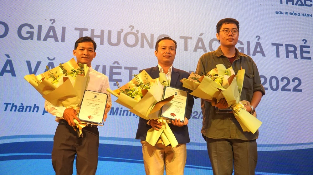 Lê Vũ Trường Giang (giữa) cùng hai tác giả tại lễ trao giải Tác giả trẻ năm 2022 của Hội Nhà văn Việt Nam