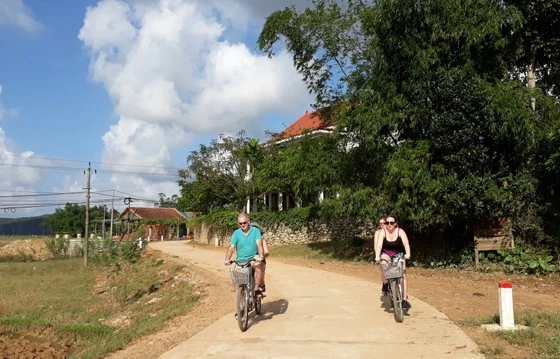 Du khách quốc tế đạp xe khám phá làng quê Quảng Bình