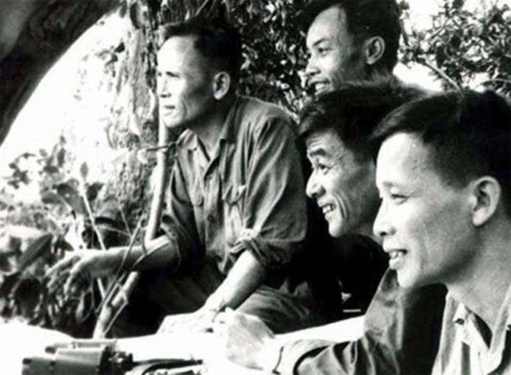 Tướng Chu Huy Mân (bìa trái) tại đài quan sát chiến dịch F2 tháng 6-1972. Ảnh: Tư liệu