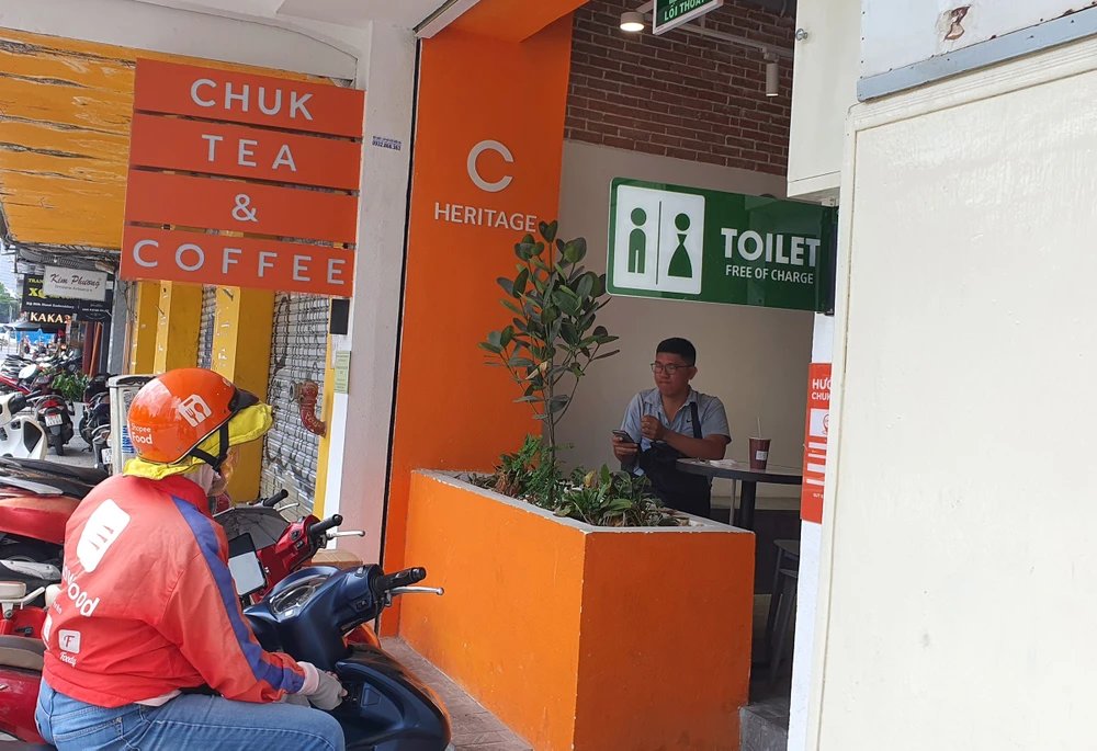 Một quán cà phê cho phép du khách đi vệ sinh miễn phí trên đường Lê Lợi, quận 1, TPHCM. Ảnh: ĐOÀN HIỆP