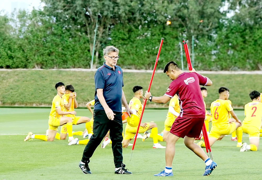 HLV Troussier cùng các học trò trên sân tập chuẩn bị cho trận đấu với U23 Kyrgyzstan. Ảnh: THANH QUỐC