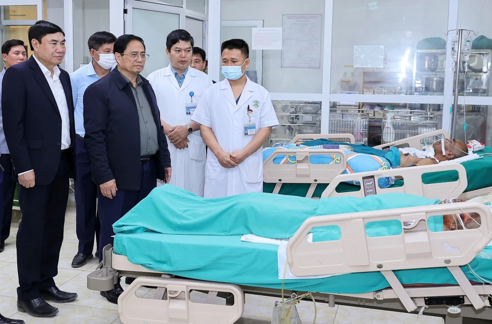 Thủ tướng Phạm Minh Chính thăm bệnh nhân đang điều trị tại Bệnh viện Đa khoa tỉnh Điện Biên trong chương trình công tác tại tỉnh Điện Biên. Ảnh: VIẾT CHUNG