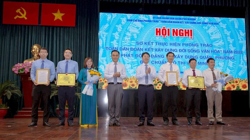 Lãnh đạo quận Phú Nhuận trao quyết định công nhận danh hiệu văn hóa cho các đơn vị. Ảnh: hcmcpv