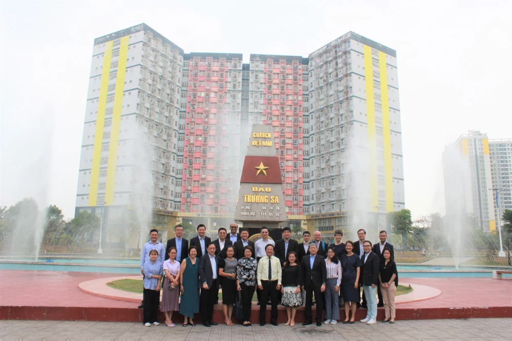 Đoàn làm việc của ĐH Công nghệ Nanyang tham quan Ký túc xá ĐHQG-HCM. Ảnh: Ban ĐN&PTDA ĐHQG-HCM
