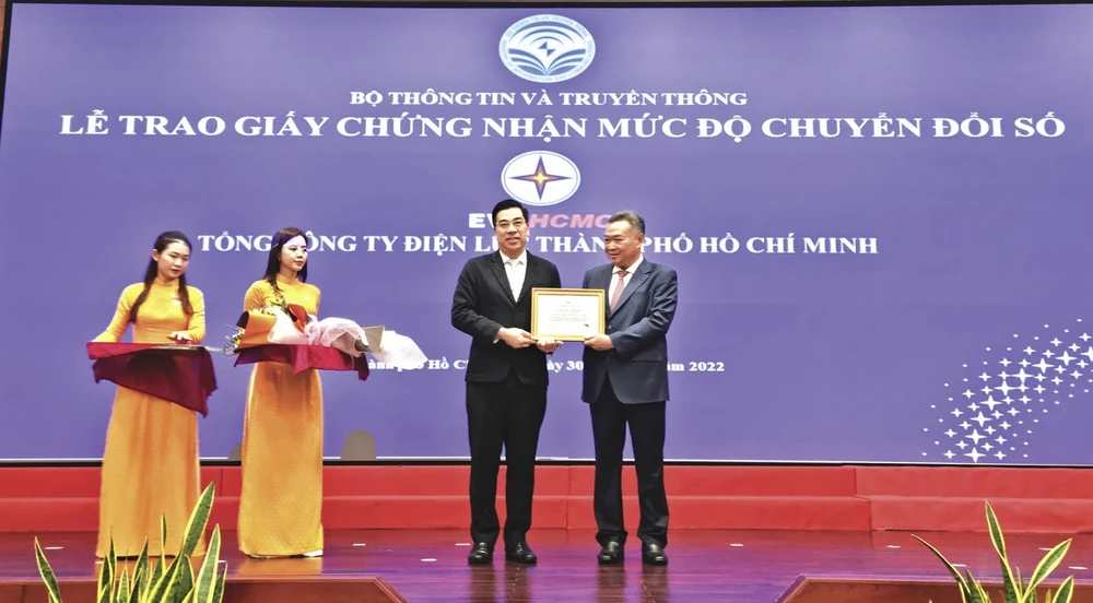 Đồng chí Phạm Quốc Bảo, Chủ tịch HĐTV EVNHCMC, thay mặt EVNHCMC đón nhận giấy chứng nhận doanh nghiệp số từ đại diện Bộ TT-TT