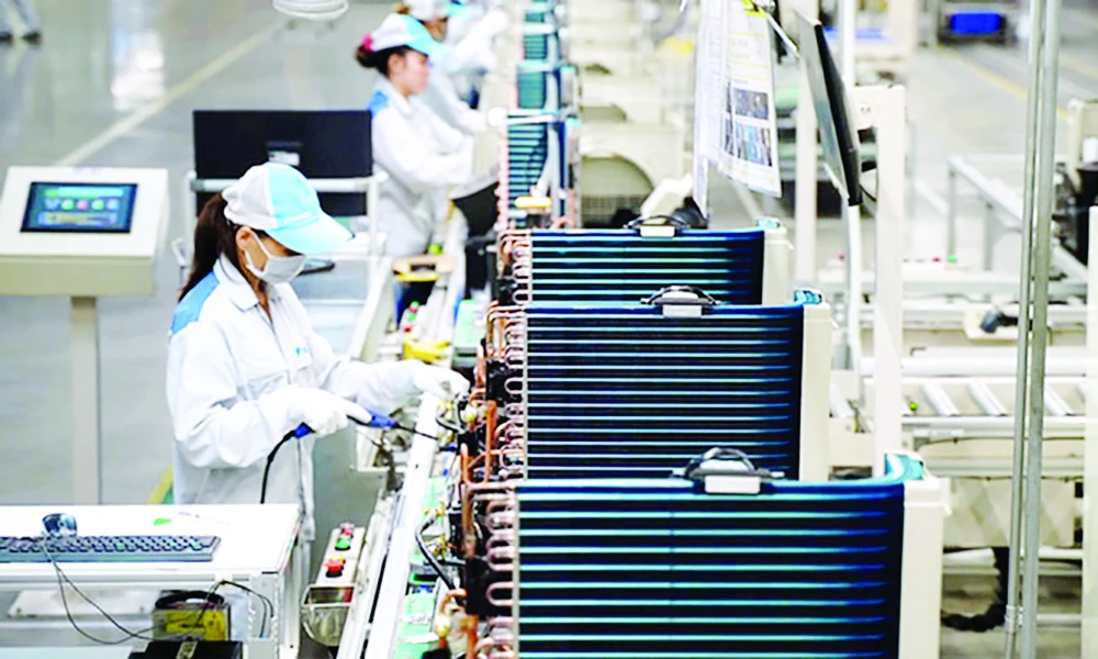 Một nhà máy sản xuất tại Việt Nam. Ảnh: Prensa Latina