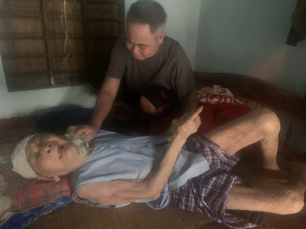 Ông Trương Học và người cha già là ông Trương Sắt (103 tuổi) bị mù lòa