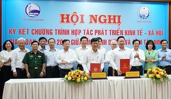 Quang cảnh Hội nghị ký kết chương trình hợp tác phát triển kinh tế giai đoạn 2023-2025 giữa tỉnh Tây Ninh và Bình Dương. Ảnh: Nhân Dân