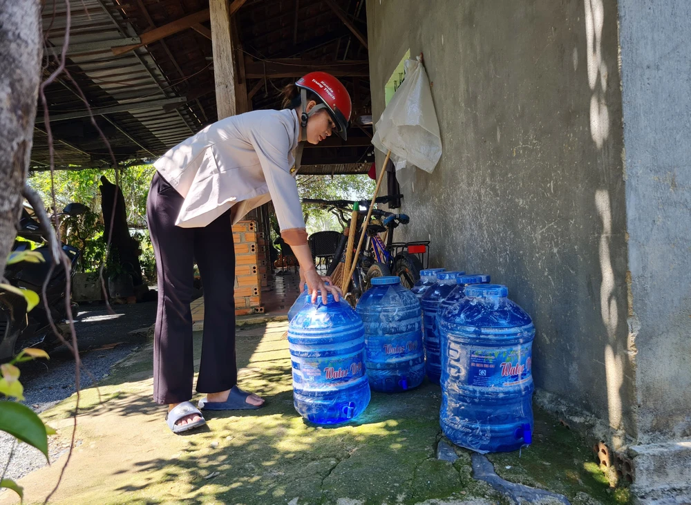Người dân ở xã Krông Na phải mua nước bình về để sử dụng cho ăn uống