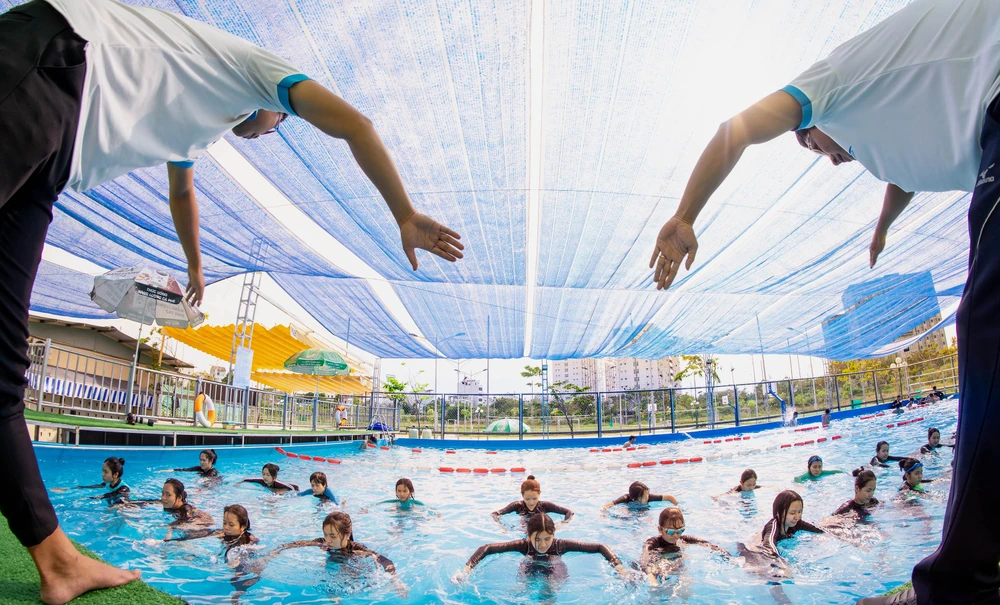 Học bơi tại Trung tâm Thể dục thể thao Đại học Quốc gia TPHCM. Ảnh: HOÀNG HÙNG