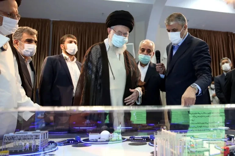 Lãnh tụ tối cao Iran Ayatollah Ali Khamenei nghe giới thiệu về mô hình một cơ sở hạt nhân. Ảnh: Asia News