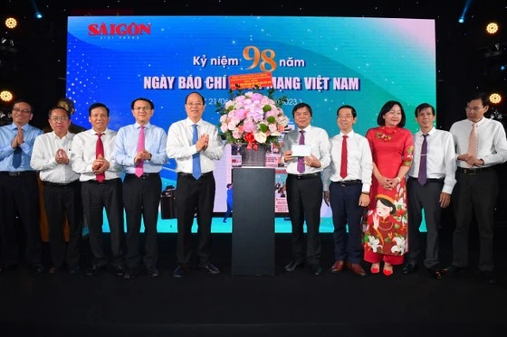 Phó Bí thư Thành ủy TPHCM Nguyễn Hồ Hải tặng hoa Báo SGGP nhân Kỷ niệm 98 năm Ngày Báo chí Cách mạng Việt Nam. Ảnh: VIỆT DŨNG