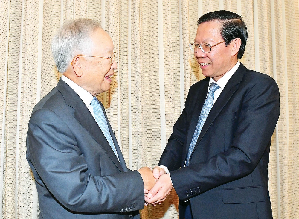 Chủ tịch UBND TPHCM Phan Văn Mãi tiếp ông Sohn Kyung-shik, Chủ tịch Tập đoàn CJ, Hàn Quốc. Ảnh: VIỆT DŨNG