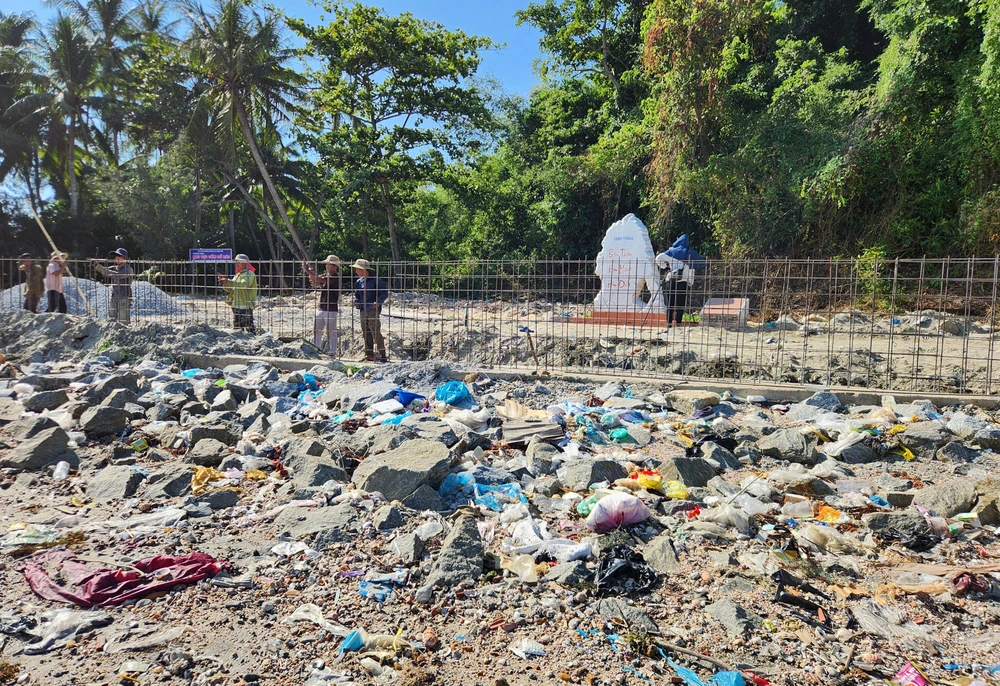 Danh thắng cấp quốc gia Bàn Than - Hòn Mang - Hòn Dứa (tỉnh Quảng Nam) bị rác bủa vây gây mất mỹ quan