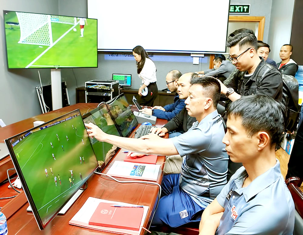 Các trọng tài Việt Nam tập huấn điều hành công nghệ VAR cho sân chơi V-League. Ảnh: THANH QUỐC