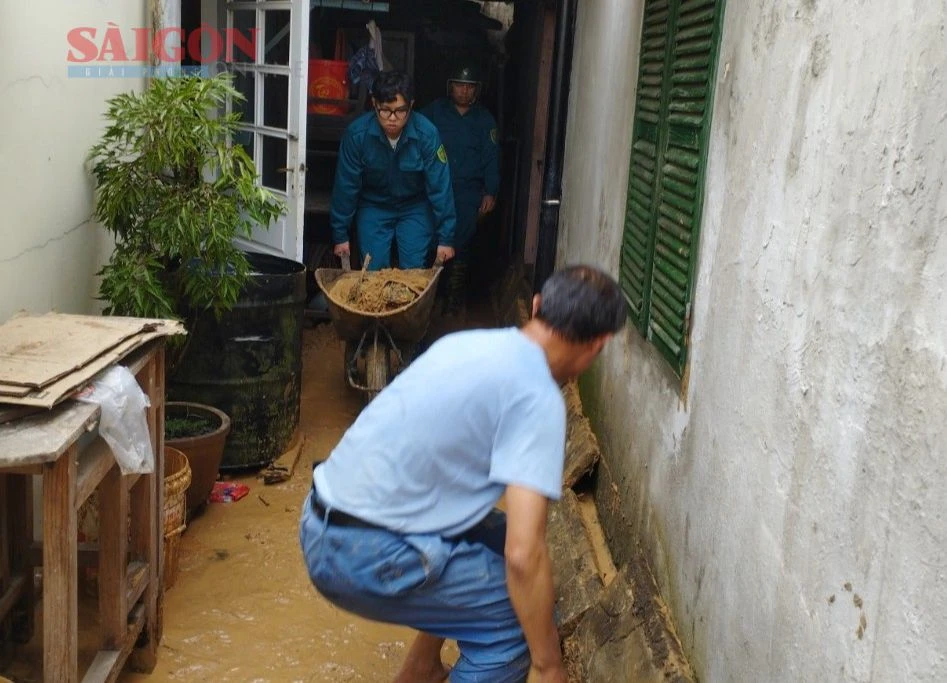 Các lực lượng thuộc UBND phường 3, TP Đà Lạt hỗ trợ người dân khắc phục hậu quả do mưa lớn gây ra